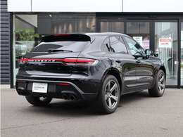 エクステリア：ルーバーデザインのリアディフーザー