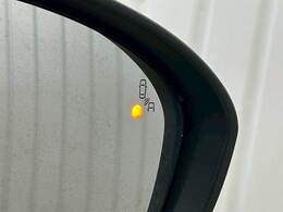 【ブラインドスポットモニター（BSM）】車線変更時に車両後方から来る車両を検知し安全をサポートする装置です。