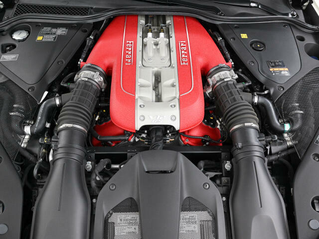 フロントに搭載された6.5L・V12自然吸気エンジンは800馬力を発揮します。