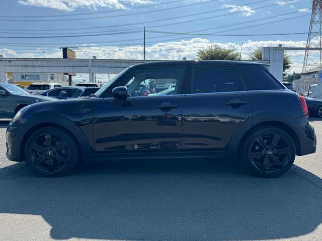 ☆タッチパネルナビ☆リヤビューカメラ☆Bluetooth☆ETC2.0☆黒半革シート☆シートヒーター