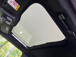 【ガラスルーフ】ガラスルーフ搭載で車内の解放感が一気にアップ！開放的なドライブをお楽しみいただけます。