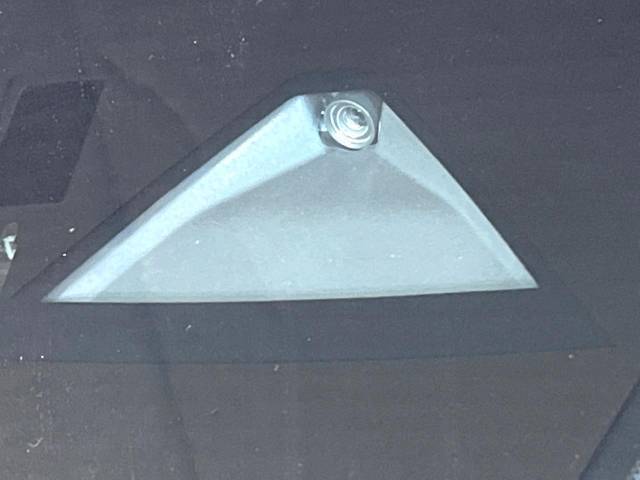 【i-ACTIVESENSE】走行中に前方の車両等を認識し、衝突しそうな時は警報とブレーキで衝突回避と被害軽減をアシスト。より安全にドライブをお楽しみいただけます。