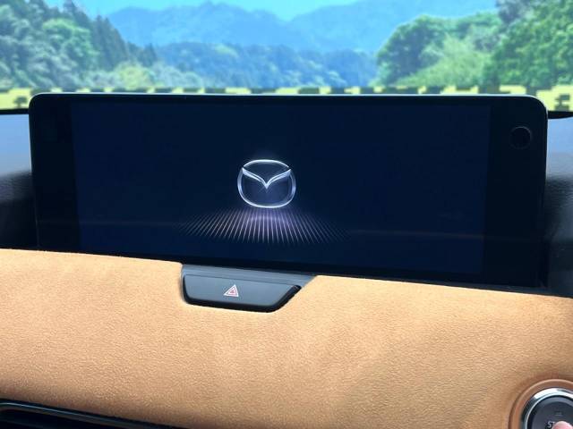 【12.3インチマツダコネクト】車内の雰囲気にマッチした大型ディスプレイ。スマホ接続でのナビ使用やBluetooth再生等、様々な機能が楽しめます。直感的なダイヤル操作が可能で、使い勝手も良好です。