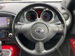 握りやすく操作のしやすいステアリングです！