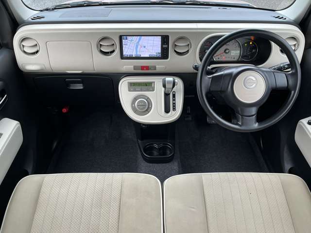 車内はご覧の通り清潔感のある室内でございます♪スイッチ類などもシンプルな操作のしやすいものですので機械が苦手な方でも安心ですね♪