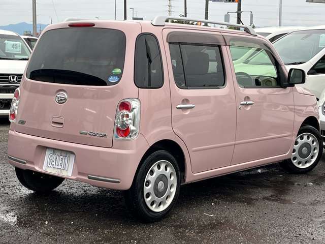プライバシーガラスになっておりますので車内や荷物などが見えずらくなっております♪プライベート空間を守ることができ、外からの光も防ぐ効果もございますのでバックする際にも光が反射せず安全に行えます♪
