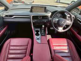 アイポイントの高いコックピットはロングドライブに最適。洗練されたゆとりのあるインテリアは必見です。