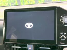 【10.5インチナビ】高級感とインパクトのある大画面ナビを装備。各種オーディオ操作はもちろん、スマホ連携もできる利便性の高いナビです♪