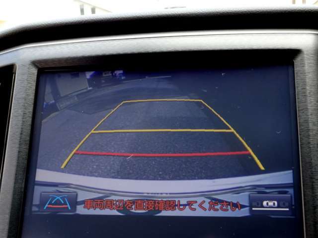バックモニターが装着されておりレンズも曇りなく綺麗に映ります。