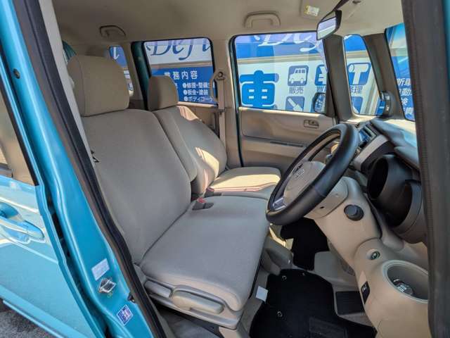 運転席は足元も広く快適です！