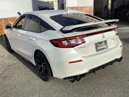 自社整備工場で点検整備をおこなってからお渡ししています。車検が残っている場合は『12ヶ月点検整備』を、車検整備付きの場合は『車検整備』をおこないます。整備費用は車両本体価格に含まれています。