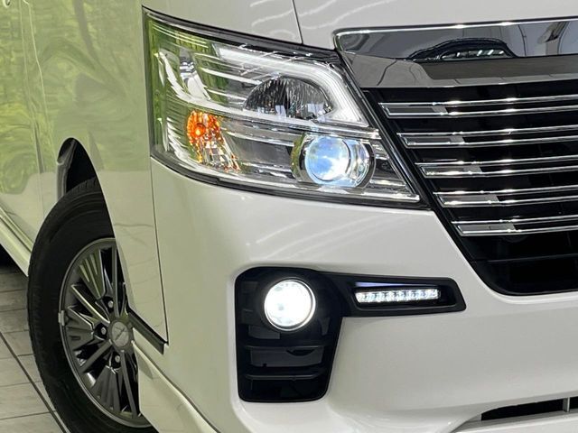【LEDヘッドライト】悪天候や夜間走行時も良好な視界を確保し安心して運転できる高輝度LEDヘッドライトを装備！点灯速度が早く、消費電力も抑えられています。