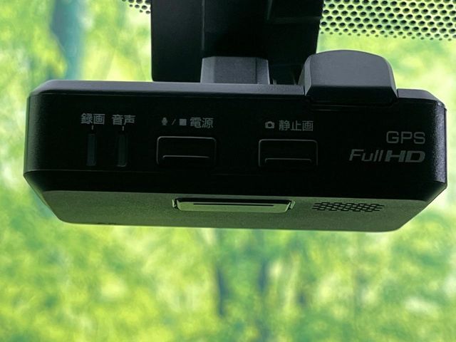 【ドライブレコーダー】安心・安全なカーライフに必須のドライブレコーダーを装備！走行中はもちろん、あおり運転や事故に遭遇した際の状況も映像で記録し、万一のリスクに備えます。
