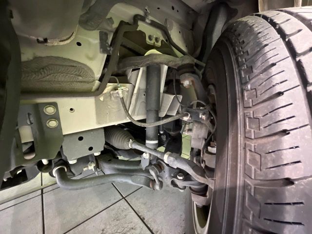 お車を安心してお乗りいただく為には、足回りの定期点検が欠かせません。サービスサポート（有償保証）では無料点検もご提供しており、安心のカーライフをお過ごしいただけるサポート体制が整っています。