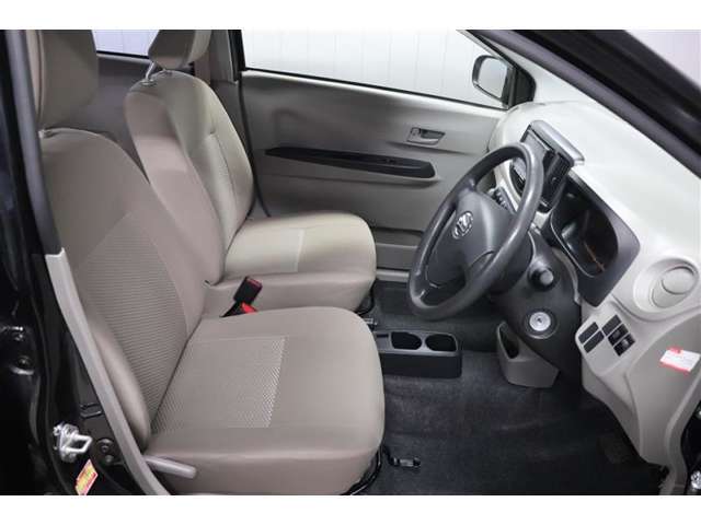 運転席に座った感覚は一番重要ですよね。シートの座り心地や前方の視界、車内空間…是非ご来店頂き実際に座って触って体感して下さい。