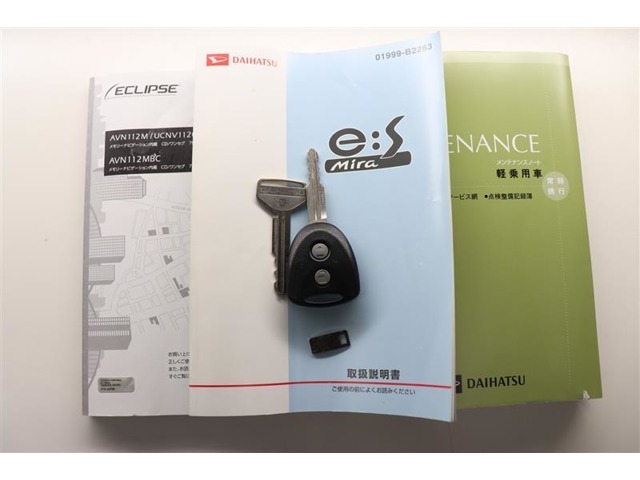 取扱説明書、メンテナンスノート、スペアキー揃っています。その他、お車についてご不明な点や気になることがございましたら、お気軽に展示店舗までお問い合わせください。