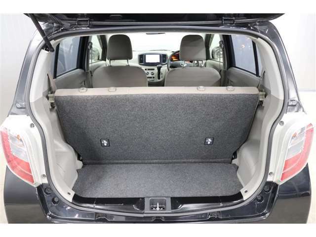 荷物の積みおろしがしやすいハッチバック。上方向にドアが開くので雨の日でも車内が濡れにくいですよ。