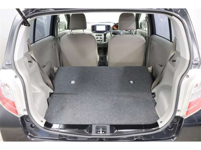 後席シートを倒せば大きな荷物も長い荷物もしっかり積める広々とした荷室を作ることが出来ます。