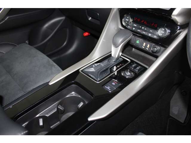 スイッチ操作で作動できる電動サイドブレーキを装備！また、信号待ちなどの停車時にブレーキペダルから足を離しても停車状態を維持することができるブレーキオートホールドスイッチも装備しています。