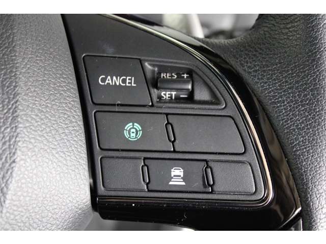 手元のリモコンで設定した速度と車間距離で先行車についていきます。車線中央付近を走るようにステアリング操作をサポートしてくれるので高速道路や長距離走行時に役立ちます