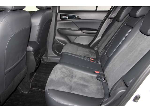 後席にもゆとりのスペースを確保！センターアームレストでさらにリラックス！