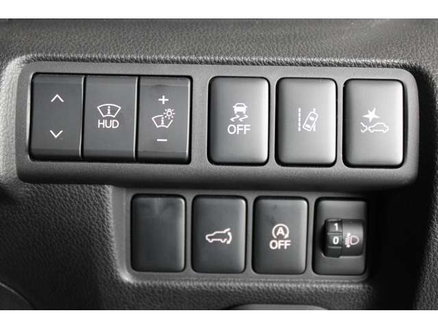 走行情報や警報を素早く表示するヘッドアップディスプレイ装備☆運転中の視線の移動も少なく走行中の情報を確認できます♪