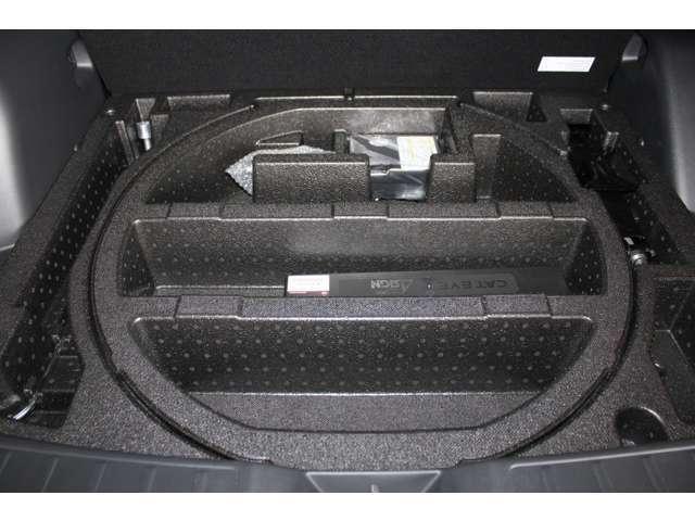 スペアタイヤはありませんが、パンク修理キットが付いてます。自分で空気圧の調整ができるコンプレッサーもあります。