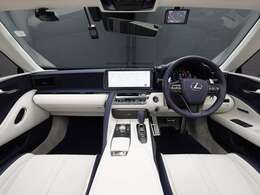 ★1オーナー＆禁煙車両★ホワイトインテリア♪室内の匂いや汚れも御座いません♪今回のお車、状態の良さには、自信が御座います♪ご納車時には高温スチームを利用し、徹底的にクリーニング致します！