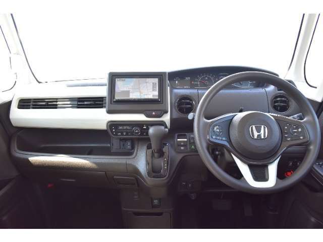 とても握りやすいステアリング！運転手の気持ちがそのまま伝わるかのような反応をしてくれます！！小物入れや各ボタンの配置にこだわり、とても使いやすいです！視認性も良いのでロングドライブもお任せ下さい！