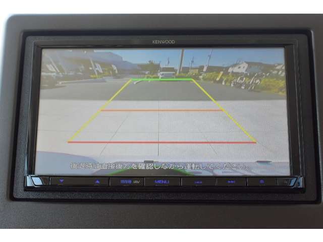 バックカメラが装備されており、後方の安全確認はもちろんのこと狭い場所での駐車や雨の日・夜間など視界の悪いコンディションでのストレスの軽減にもなります！