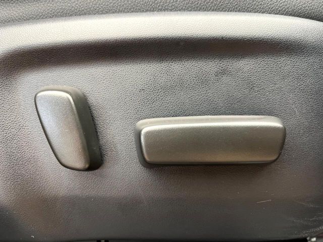 【パワーシート】スイッチ一つで簡単にシートの微調整が可能！電動だから力もいりません！快適なシートポジションにセットして、快適なドライブをお楽しみください。