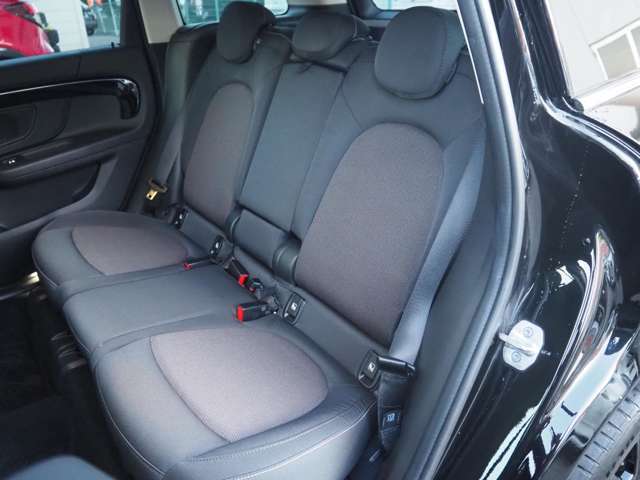 広々とした2列目は居住性が高く、快適なドライブが楽しめます♪