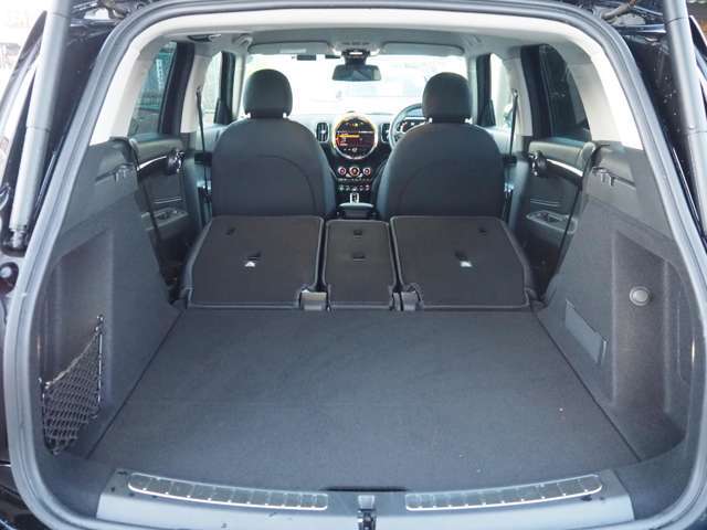 ☆広々した荷室はゴルフバック等の大きな荷物も積めます♪