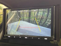 【バックカメラ】駐車時に後方がリアルタイム映像で確認できます。大型商業施設や立体駐車場での駐車時や、夜間のバック時に大活躍！運転スキルに関わらず、今や必須となった装備のひとつです！