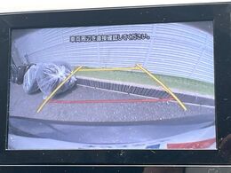 【バックカメラ】駐車時に後方がリアルタイム映像で確認できます。大型商業施設や立体駐車場での駐車時や、夜間のバック時に大活躍！運転スキルに関わらず、今や必須となった装備のひとつです！