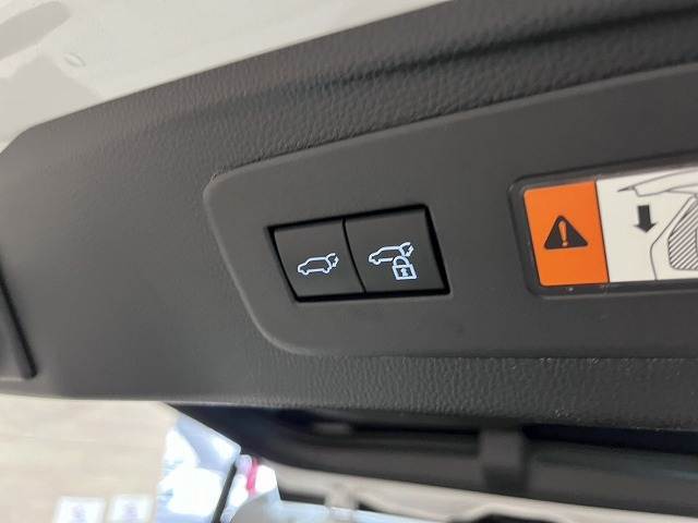 【電動リアゲート】ボタンひとつで大きなゲートも簡単に開閉可能です。