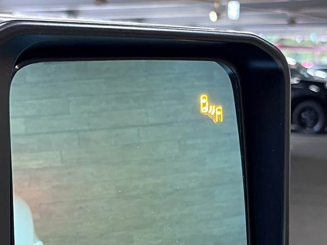 【ブラインドスポットモニター】搭載しております。隣の車線を走る車両をレーダーで検知し、死角エリアの車両の存在をお知らせします