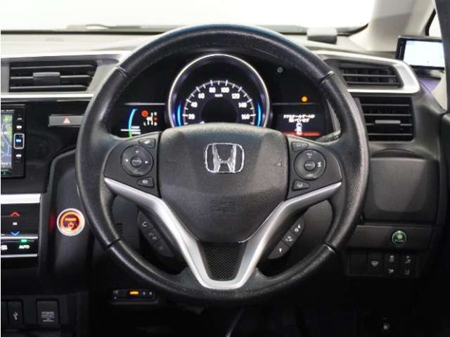 【Honda SENSING】 カメラ等装置で精度の高い検知能力を発揮、安全運転を支援します。ステアリング上のコントローラーに注目！