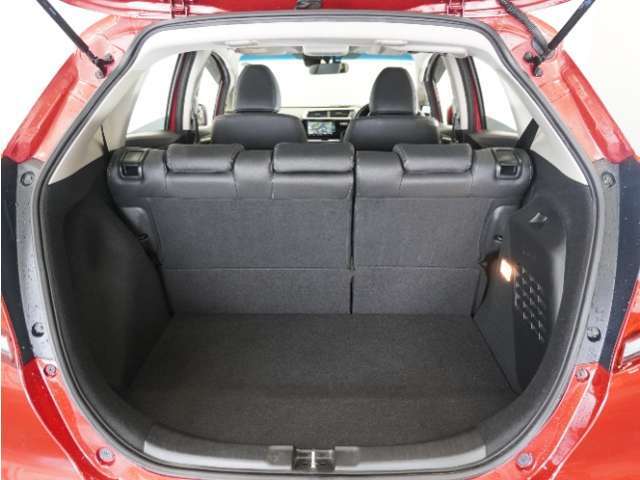フル乗車でもしっかり荷物を収納出来るラゲッジスペースです。普段の買い物でしたらしっかり積める十分な荷室スペースが確保されています。