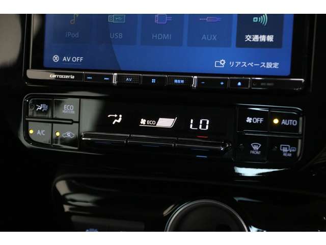 オートエアコンが装備されています。手動で切り替えなくてもよいので快適に運転が出来ますね！