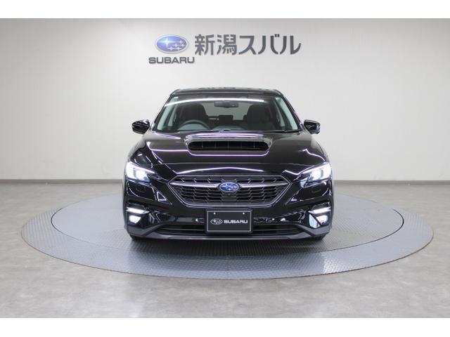 LEDヘッドランプ採用で夜間の運転をサポート。ステアリング操作でヘッドランプが向きを変える「ステアリング連動ヘッドランプ」です。