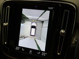 【360°ビューカメラ】4台の高解像度カメラで360度の鳥瞰図を表示。隣の車や壁、死角にある障害物などを画面で確認できるため、狭いスペースでの駐車・出入りも安心です。