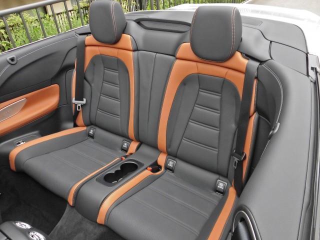 後部座席も余裕がありますので同乗者の方みんなでオープンカーをお楽しみください！