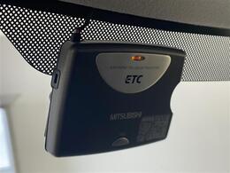 【ETC】有料道路を利用する際に料金所で停止することなく通過できる、ETC車載器（ノンストップ自動料金収受システム機器）が装備されています。セットアップを行うことで利用可能になります。