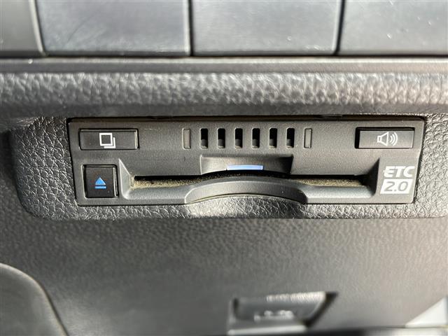 【ETC】有料道路を利用する際に料金所で停止することなく通過できる、ETC車載器（ノンストップ自動料金収受システム機器）が装備されています。セットアップを行うことで利用可能になります。