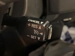 【クルーズコントロール】高速道路もラクラク走行。アクセルを離しても一定速度で走行ができ、長距離運転時の負担を軽減！加速・減速も簡単なスイッチ操作で調整できます。