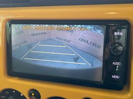 【バックカメラ】駐車時に後方がリアルタイム映像で確認できます。大型商業施設や立体駐車場での駐車時や、夜間のバック時に大活躍！運転スキルに関わらず、今や必須となった装備のひとつです！