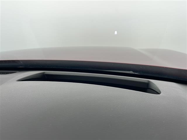 【ヘッドアップディスプレイ（HUD）】フロントウインドウガラスに走行情報を投影します。運転中の目線と重なるように表示されるので、少ない視線移動で速度が確認できるので、 ドライビングに集中できます！