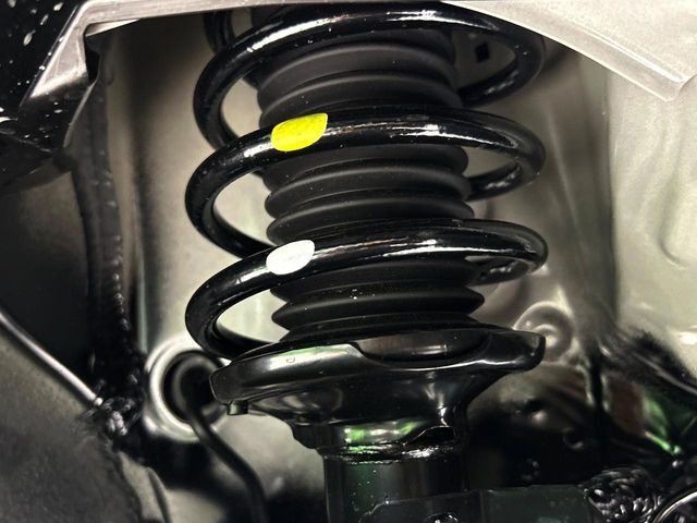 お車を安心してお乗りいただく為には、足回りの定期点検が欠かせません。サービスサポート（有償保証）では無料点検もご提供しており、安心のカーライフをお過ごしいただけるサポート体制が整っています。