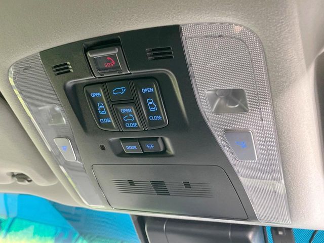 【両側パワースライドドア】スマートキーや運転席のスイッチで後席両側スライドドアの開閉が可能♪電動だから力を入れてドアを開ける必要が無く、小さなお子様でも簡単に開け閉めでき快適です♪
